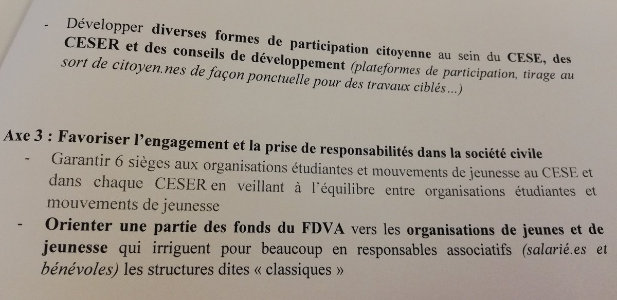 François, président de <a href="/JOC2France/">JOC</a> présente au nom des 6 organisations représentées au <a href="/lecese/">CESE</a> les 8 propositions pour faire évoluer la #démocratie et l'adapter à la réalité de vie des #jeunes