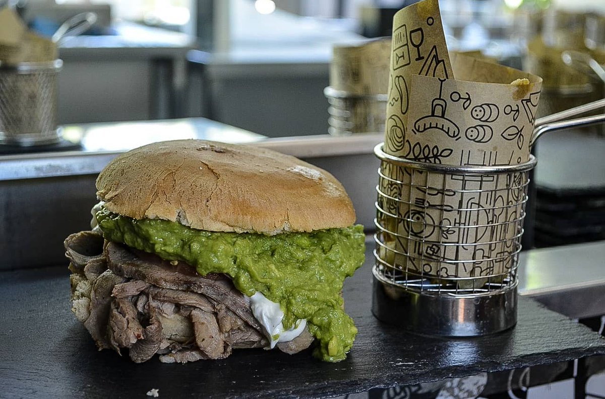 _LaMiga's tweet photo. ¡Un lomito italiano y un chacarero de la mejor calidad! ¿Se te antojan? Visitanos en nuestra dirección de siempre pero ahora siendo parte de @AbrazoMercado, con mucha más variedad de platos y mucho más espacio ¡Te esperamos! #sandwicheschilenos #ciudadempresarial #chileanfood https://t.co/XN80ptugkh