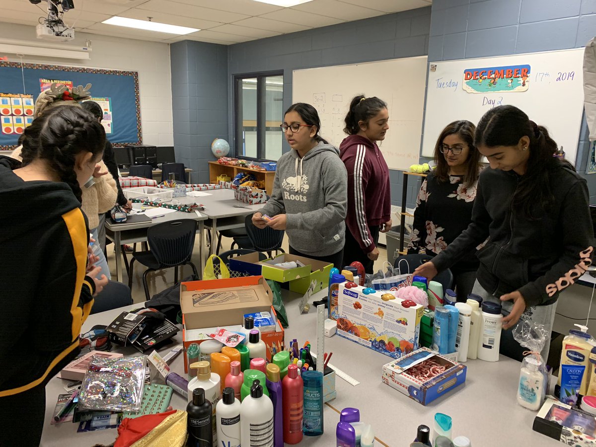 EugeneUyeda's tweet photo. A flurry of activity as 7A and ex-7A students pack up gift shoe boxes filled with student donations @MountainashPS! 🎁 🎄 @pourawal @mcsteigersci https://t.co/GCqZAdfhvZ