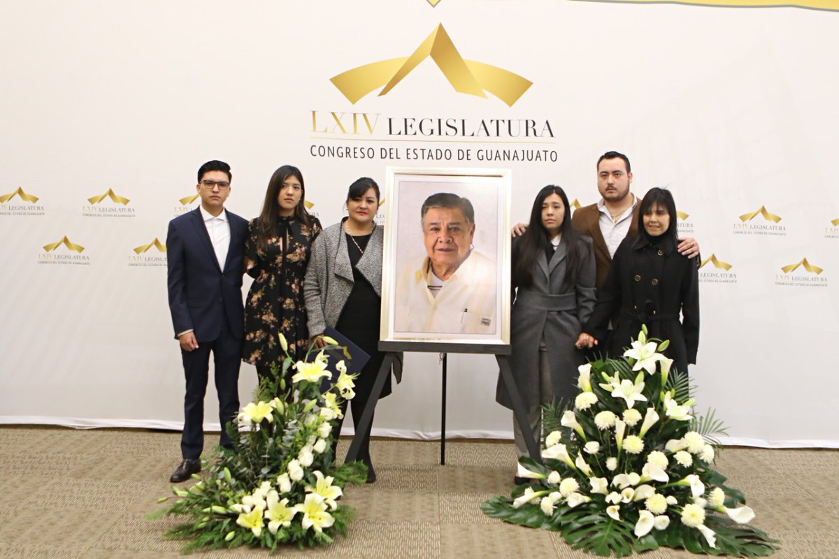 CongresoGto's tweet photo. El Congreso de Guanajuato rinde un merecido homenaje póstumo, a nuestro primer presidente del Observatorio Ciudadano Legislativo, Luis Alberto Ramos.
#Homenaje
#LaCasaDelDiálogo
#OCLGTO https://t.co/x3w8hQCBzm