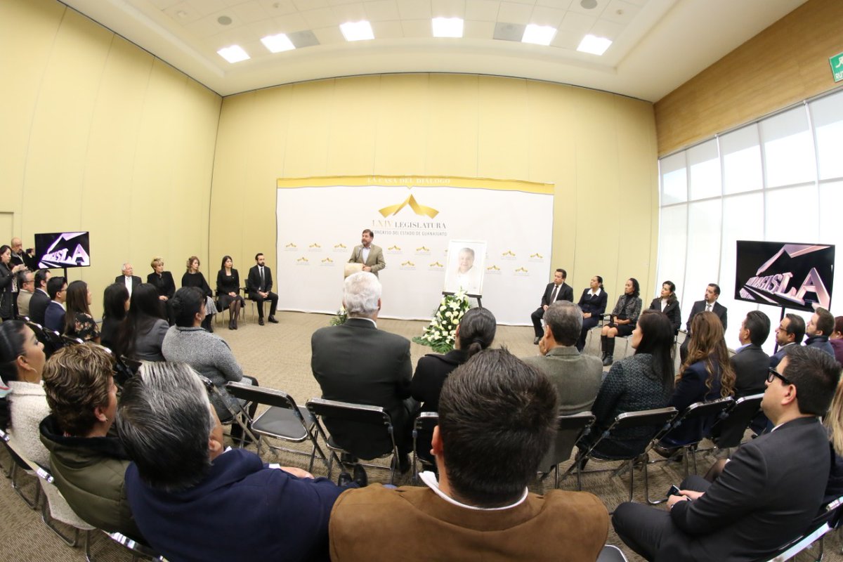 CongresoGto's tweet photo. El Congreso de Guanajuato rinde un merecido homenaje póstumo, a nuestro primer presidente del Observatorio Ciudadano Legislativo, Luis Alberto Ramos.
#Homenaje
#LaCasaDelDiálogo
#OCLGTO https://t.co/x3w8hQCBzm