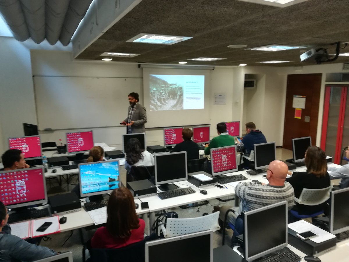 EFIAP_Murcia's tweet photo. #comunicaRM Una veintena de profesionales de la comunicación se forman en la mejora de la gestión en redes sociales. Los talleres prácticos complementan la jornada de comunicación que se celebró el 11.dic con @AmaliaLopezAcer 📎https://t.co/L3jgn8CBa9 https://t.co/n02NYSvq2w