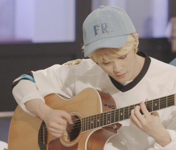 onyourmarkcl's tweet photo. humilde y trabaja tan duro para dar lo mejor de si en todo sus proyectos💘 y ¡Siempre lo hace genial! 
Nos emociona continuar viendo su crecimiento tanto como artista y persona🦁 por favor sigamos apoyándolo y dándole amor🥰 que merece todo y más.
#6yearsWithMark 
[Mark Chile] https://t.co/ebP3UGMOZd
