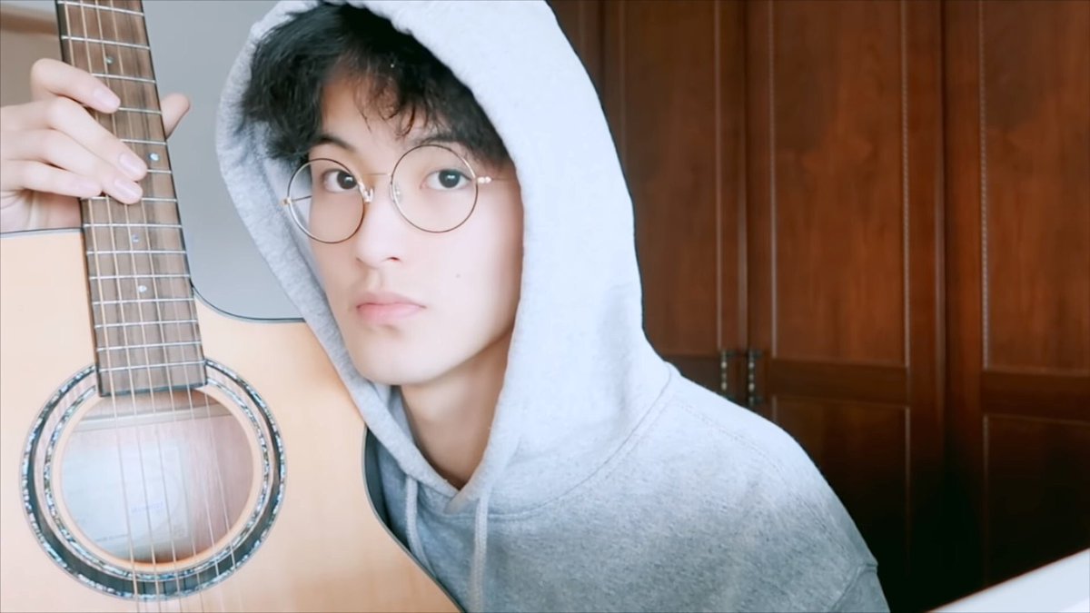 onyourmarkcl's tweet photo. humilde y trabaja tan duro para dar lo mejor de si en todo sus proyectos💘 y ¡Siempre lo hace genial! 
Nos emociona continuar viendo su crecimiento tanto como artista y persona🦁 por favor sigamos apoyándolo y dándole amor🥰 que merece todo y más.
#6yearsWithMark 
[Mark Chile] https://t.co/ebP3UGMOZd