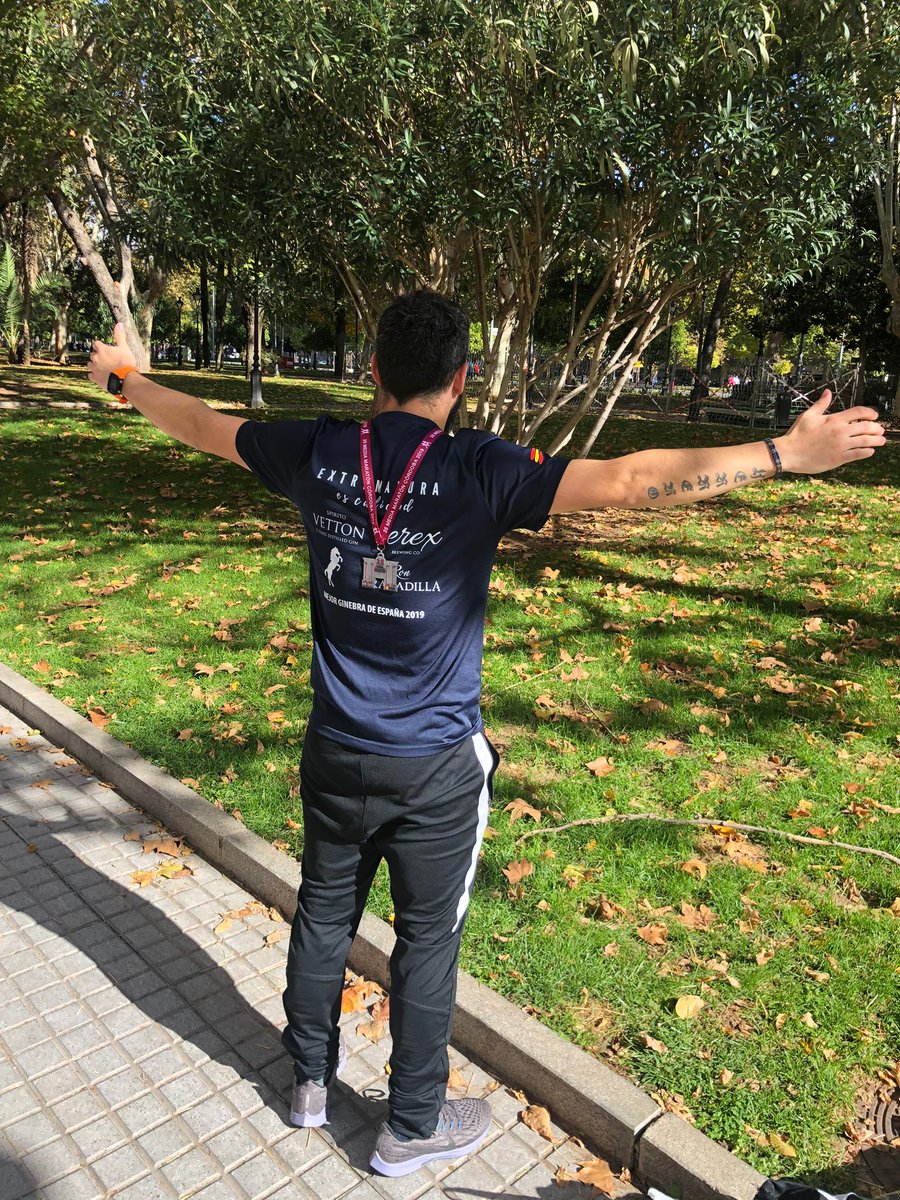 RonGranadilla's tweet photo. Todavía hay valientes que lucen su camiseta #ExtremaduraEsCalidad a pesar del frío, como es el caso de Jose Herrero, en la media Maratón de Córdoba https://t.co/4t81honVWL