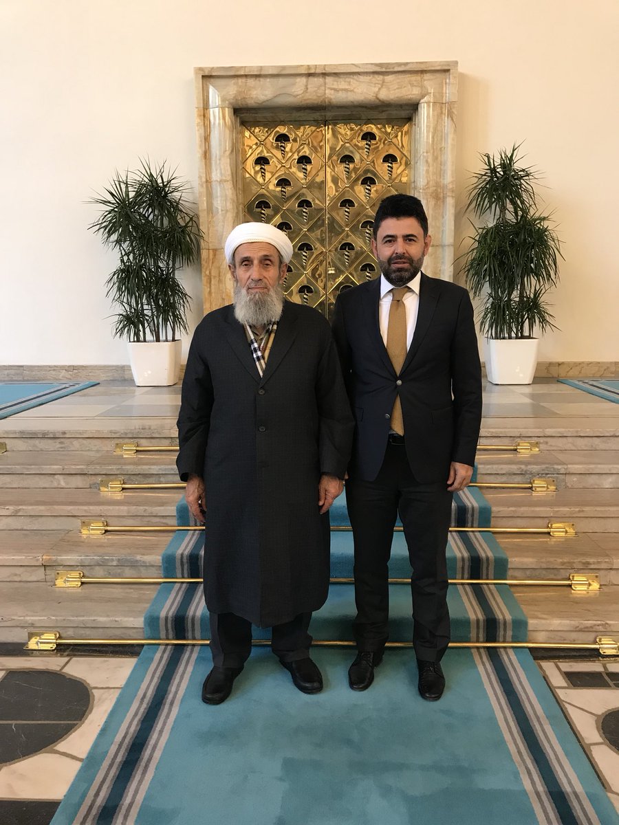OsmanBoyraz's tweet photo. Bugün kendisini ağırlamaktan onur duyduğum cübbeli &amp;sarıklı Kişi, “Bayrakları bayrak yapan üstündeki kandır; Toprak eğer uğrunda ölen varsa vatandır.”Deyip  kanını toprağa katan ve mezar taşlarıyla vatan toprağının tapusunu mühürleyen Şehit Kaymakam M.Fatih Safitürk’ün  Babasıdır https://t.co/sA4Jc5NIn4