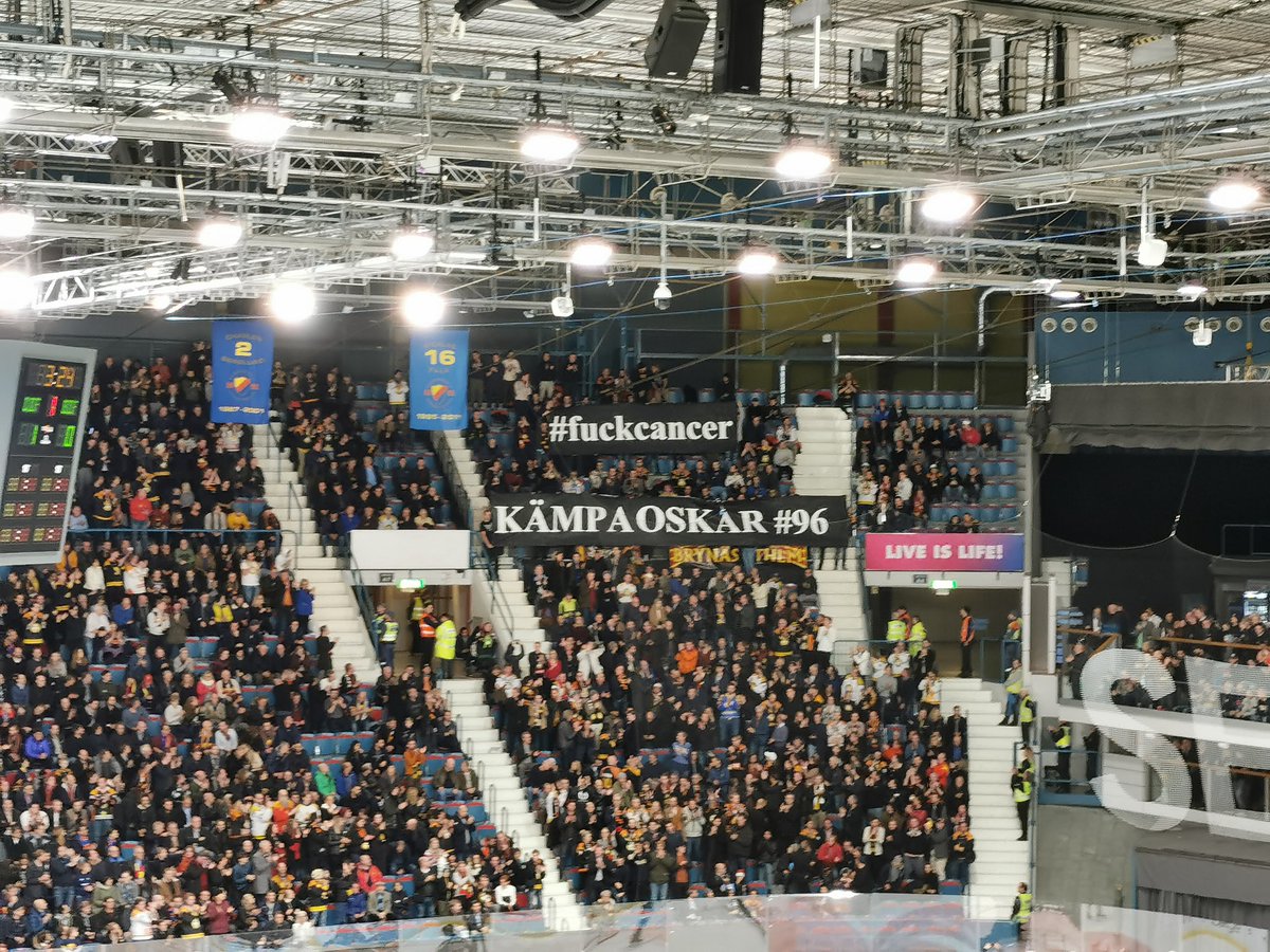kxjohansson's tweet photo. Hela Hovet applåderade. Hockeyfamiljen när den är som bäst. ❤️ https://t.co/h4SUd7GApt