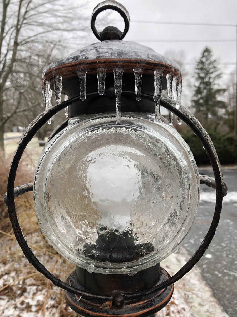 Mevis0130's tweet photo. @Eweather13 @ryanhanrahan @NBCConnecticut Itβs a bit icy out there. Can start to hear some popping sounds in the background. Not as intense as last year but ice storm, but still happening. #IceStorm #winterinct #storm https://t.co/FyNgeab1ik
