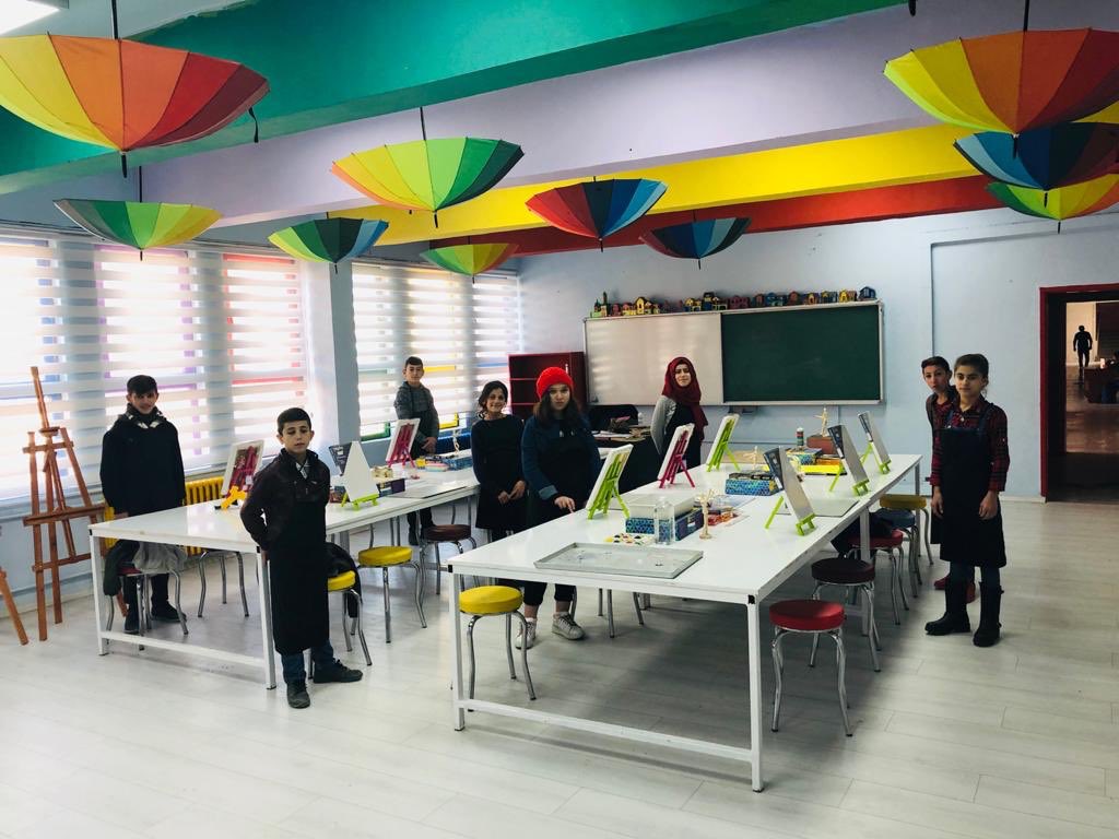uluderemem's tweet photo. Öğretmen bir sanatkârdır, yarının temelini o attığı gibi, bugünün duvarlarını da o süslüyor. Sanatçı ve bilge öğretmenlerime şükranlarımızla  👋 https://t.co/5qoiwXZWCE @ahpehlivan53 @nznsener @ziyaselcuk @SirnakValiligi @mikaildemirta1 @uluderekm https://t.co/aafQcLB8c2