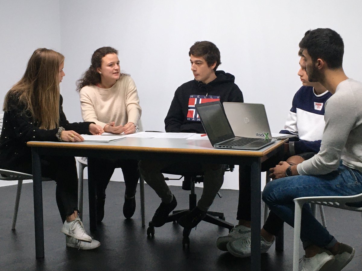 UCJCEmpresayTec's tweet photo. Queremos dar la enhorabuena a nuestros alumnos de primero quienes han participado exitosamente en la actividad del profesor @eduardoglezvega 

Han realizado varios debates televisados, en @MLabExp con la asignatura Pensamiento Crítico - Tema: Los Impuestos.

#SomosUCJC https://t.co/khtBkBVK1S