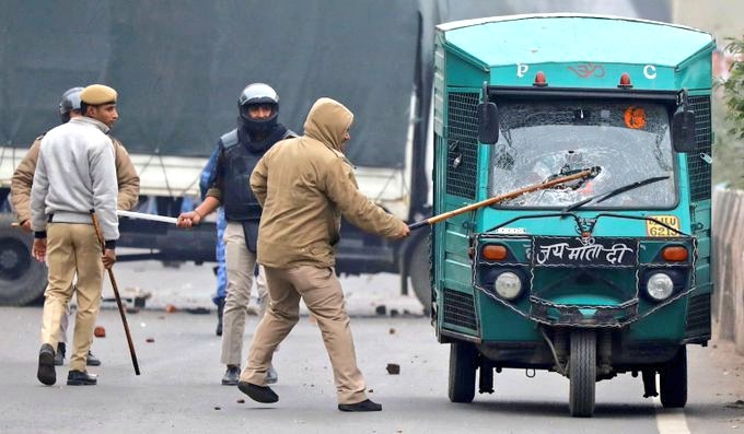 AhadZaidi3's tweet image. टेम्पो हरा था मगर जय माता दी लिखा था। तब तो बख़्श देते। प्रदर्शन आदमी करता है गुस्सा टेम्पो पर क्यु निकाल रहे हो। 
#RevokeCAA 
#JamiaProtests 
#AMUprotest