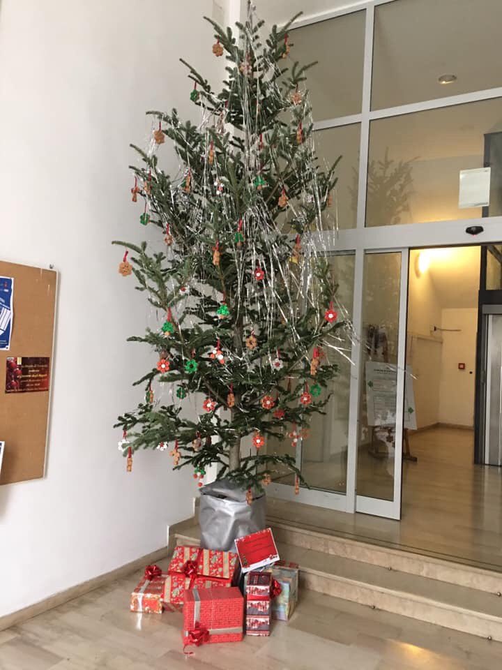 Ecco l’albero di Natale allestito all’ingresso del palazzo comunale con gli addobbi natalizi realizzati dai nonni e dalle nonne dell'Istituto Geriatrico “Madonna del Buon Incontro” di #Roccastrada.