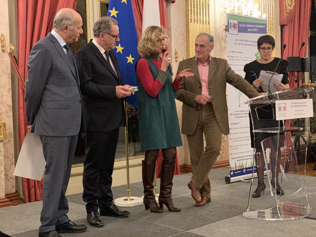 Bravo à la @VilleSucy en Brie qui reçoit le deuxième prix des #TEA2019, et à madame la Mairesse @mcciuntu. Merci à Monsieur @hdantin et à @suezFR, partenaire de ce projet intitulé : premières classes biodiversité à Sucy, qui vise à sensibiliser les plus jeunes.