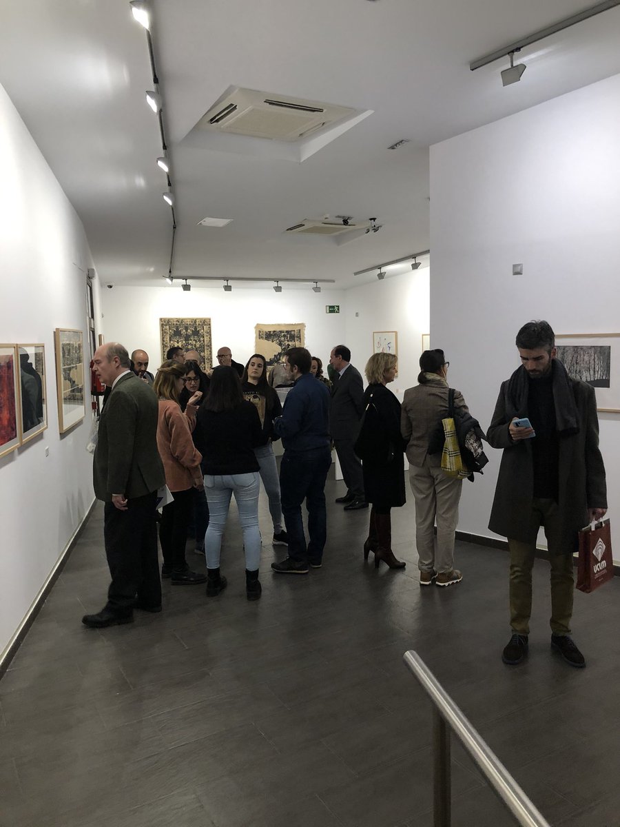 MAngelesZurilla's tweet photo. La Sala ACUA @uclm_es acoge la exposición Tinta de Verano, muestra de los excelentes trabajos de los alumnos del Master de Grabado y Diseño Gráfico de la Real Casa de la Moneda y @BBAACuenca. Gracias a Jaime Sánchez, presidente, y Rafael Feria, director del museo por acompañarnos https://t.co/PBUWEDgbEE