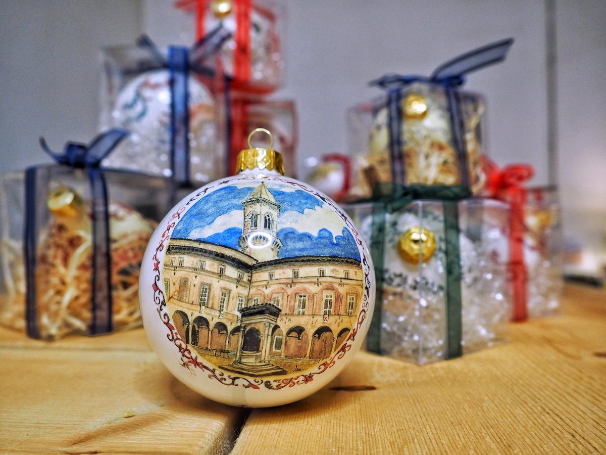 FondAgrariaPg's tweet photo. 🎄Una decorazione unica da aggiungere al vostro albero o un pensiero originale da regalare! Venite al nostro shop a scoprire tutte le palline di #Natale in ceramica personalizzate con i monumenti più belli di Perugia o con le opere della Basilica di San Pietro! 

#Fia #Perugia https://t.co/nxGfrNUMaA