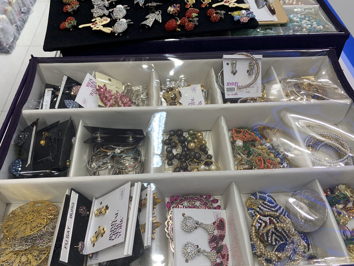 ny_samplesale's tweet photo. Just checked #Jimmycrystal sample sale. Rate 5/5. Prices are amazing in sample table. $15 earrings $1 hairpins etc. Wendy was super friendly. If you look for something sparkly and fun, you should come here. https://t.co/qy6dKdvTod