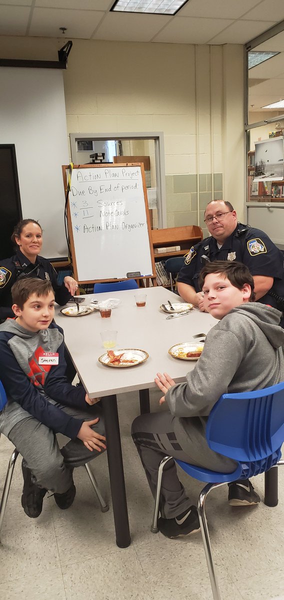 SPMSCounselors's tweet photo. Big thanks to all the BCoPD for coming out to @SparrowsPointMS to support our mentoring opportunities! #Breakfastwithacop https://t.co/yXIm8GTXKg
