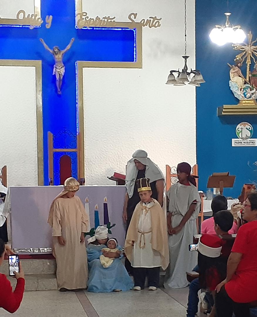 BRCIRCUITO17's tweet photo. Compartiendo en la misa de aguinaldo con un hermoso pesebre viviente del IEE LUZ Y HOGAR @MarelysCastro21 @FalconZonaeduc @BloqueRobinson1 @CarirubanaRed4 @BRCircuito17 @culturaZEFalcon @psuvaristobuIo https://t.co/L1RR2HhIlg
