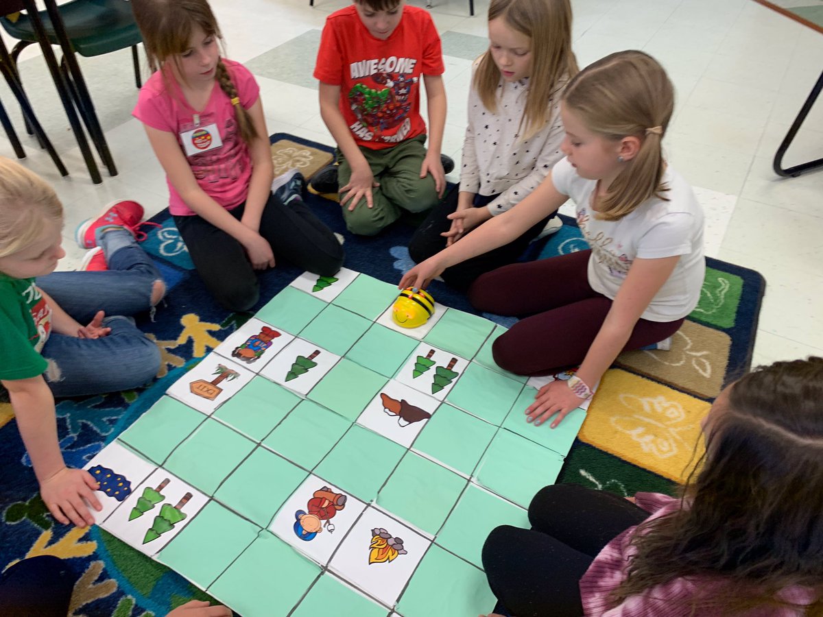 WhycocomaghEC's tweet photo. Lots of coding happening at WEC today! #HourOfCode #HourOfCodeNS https://t.co/RHElDH0dvO