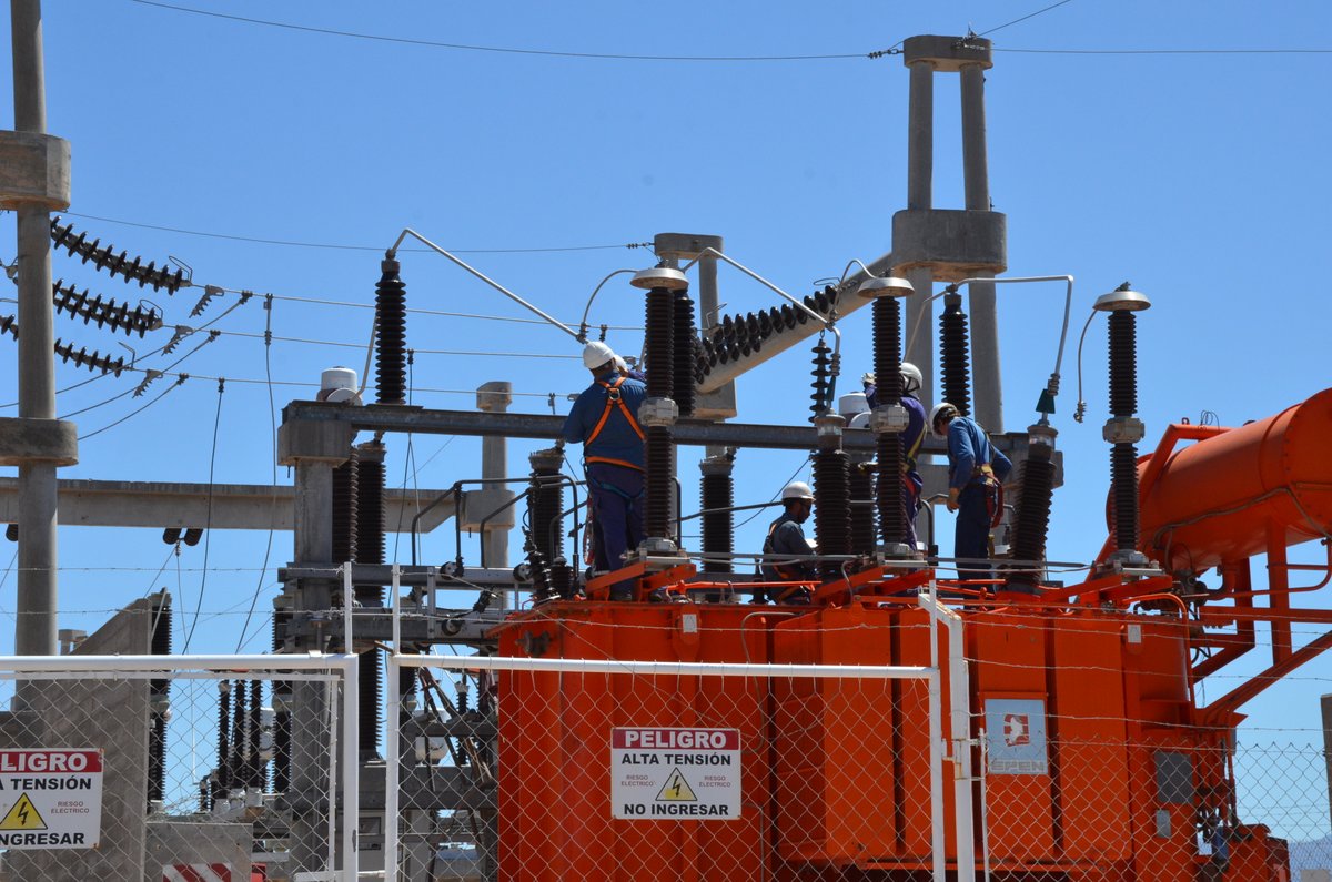 A las 13 hs. se normalizó el servicio a la zona #Norte y continúa el operativo de reemplazo del transformador de 30 MVA en la Estación Transformadora Puesto Hernández. También se repara equipamiento en 132 kV salida Chos Malal. Se redefine el horario de corte para retirar la grúa