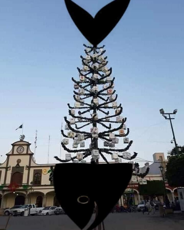 Serv_RIOSSA's tweet photo. #gobiernodezapotlanelgrande Que feo se ve el árbol de navidad. Creo si están robando dinero porque el aspecto del árbol cada año se ve peor. #zapotlanelgrande #pepeguerrero #daverguenza #antinavidad #feo #malgobierno #ratas https://t.co/Ctu3oHv97l