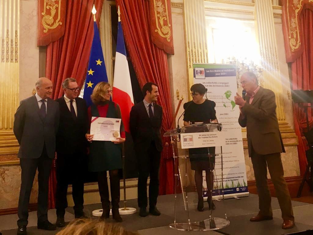 hdantin's tweet photo. Très heureux de représenter @suezFR pour récompenser @VilleSucy et sa démarche exemplaire de sensibilisation des écoles à la #biodiversite 🌱🐌🐟🦋 @ecomaires #TEA https://t.co/HD0dm4hRVr