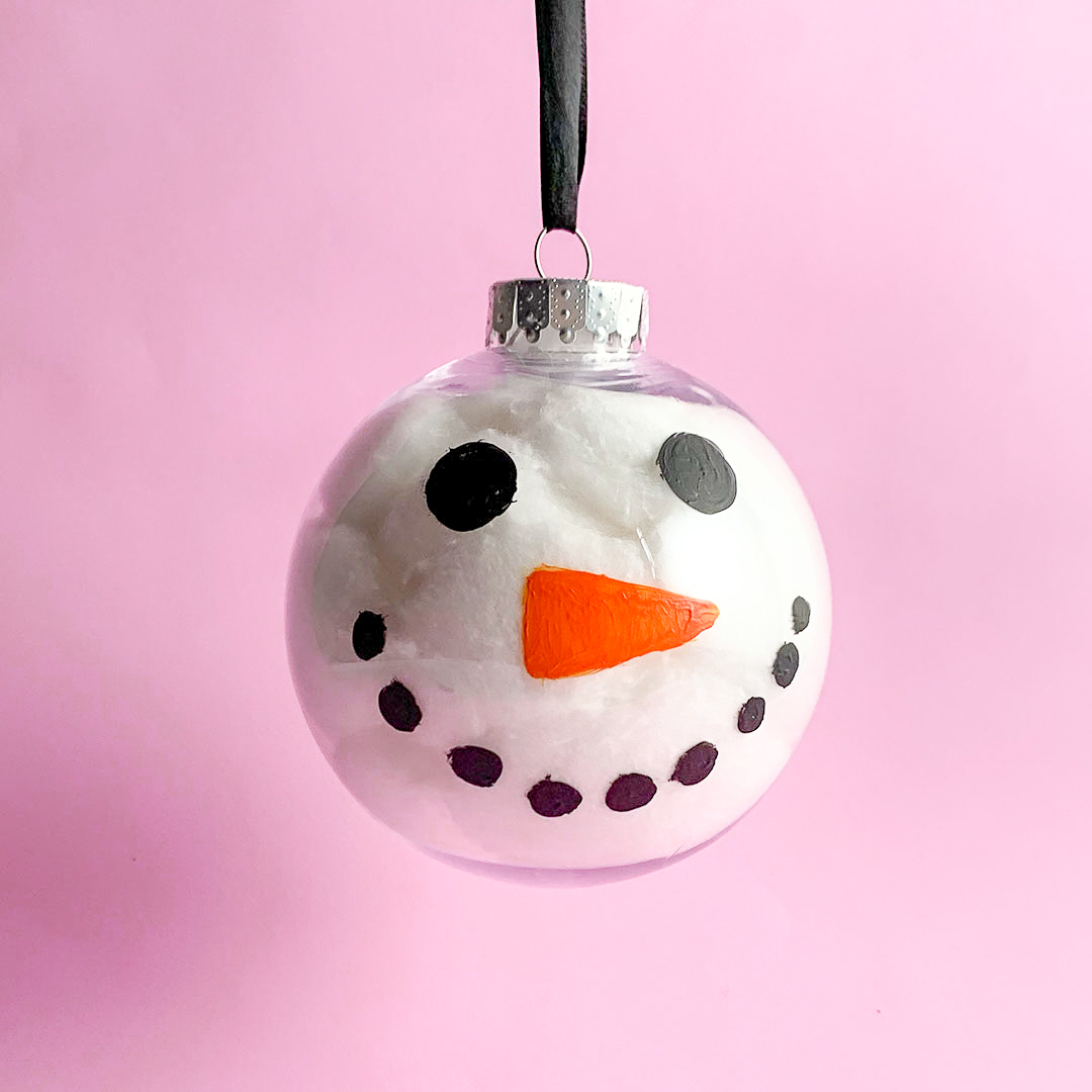 SwisspersCotton's tweet photo. Looking for a last minute gift ideas? Create this adorable ornament snowman with your kids using Swisspers Cotton Balls, a clear ornament, ribbon and permanent markers ⛄🎁! Head over to our latest Instagram post to find out how: https://t.co/z4qhi3xQcu #holidaycrafts https://t.co/cdgH2jU8UV