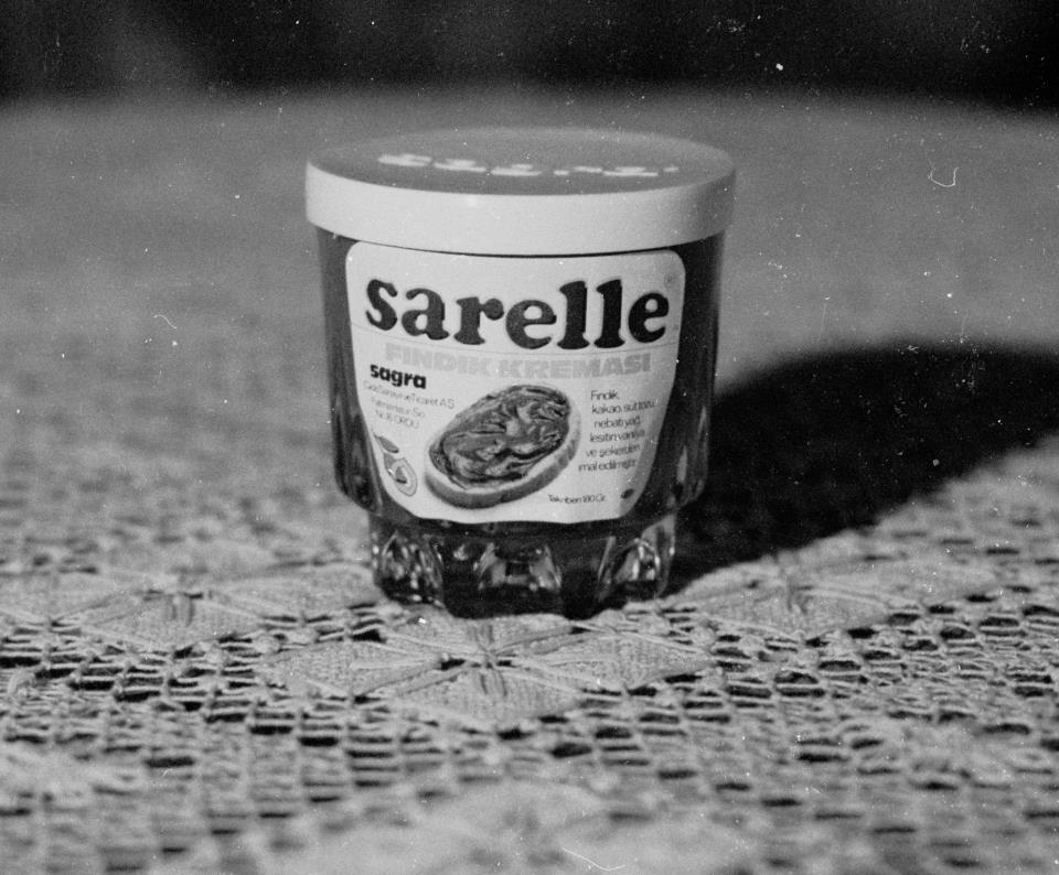 hnagy52's tweet photo. İlk Sarella desenli kesme cam bir su bardağının içinde olması,dahiyane bir buluştu. Türkiye’de tüketiciler, Sarella bardağından 6'lı takım seti yapıyordu . Bu kesme bardak işi olmasa pazarlama çok zor olacaktı. Çünkü Sarella’nın karşısında rakip olarak dünya devi Nestle vardı. https://t.co/yauXk4z7zb
