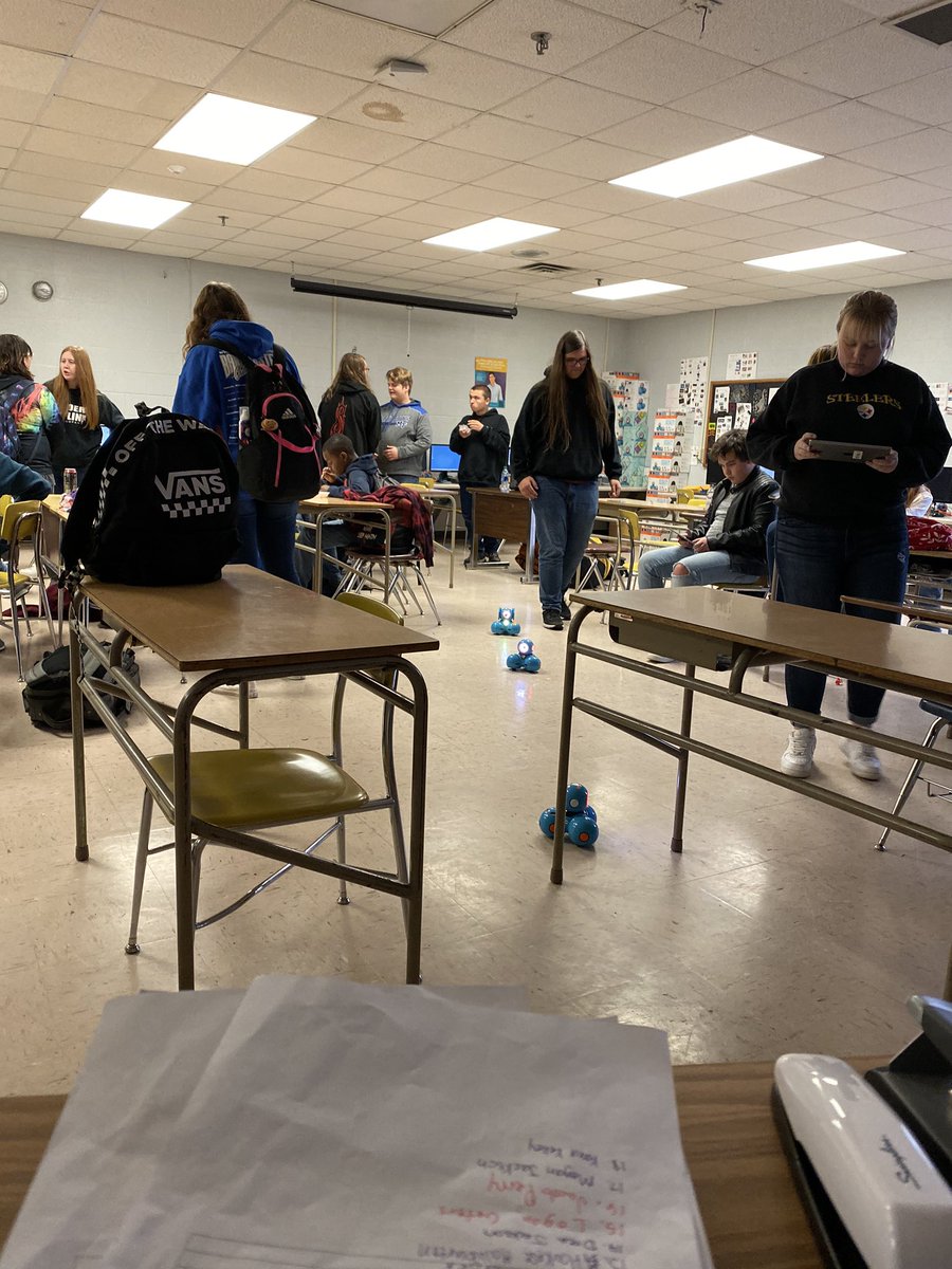 hollyberrybaby's tweet image. Hour of Code today in Mobile App  Development class #HourofCode  #wonderrobots #dash #girlscancode