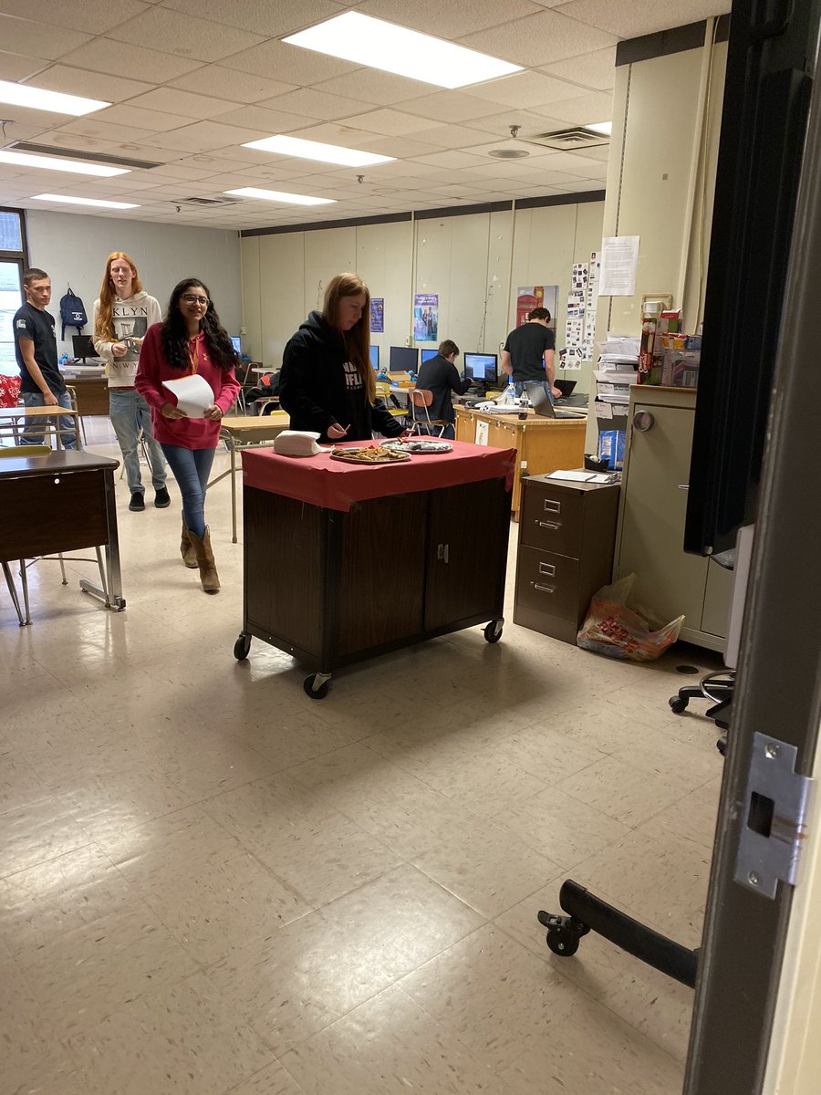 hollyberrybaby's tweet image. Hour of Code today in Mobile App  Development class #HourofCode  #wonderrobots #dash #girlscancode