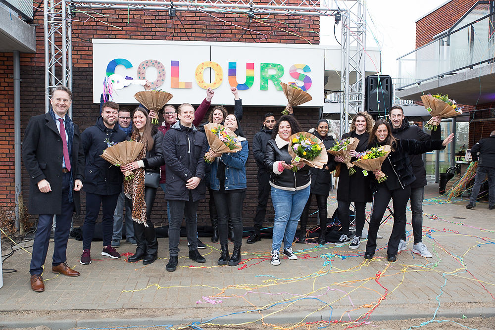 Nieuwbouwproject Colours 21 jongerenwoningen feestelijk opgeleverd! De naam Colours werd feestelijk onthuld en de eerste sleutel uitgereikt aan de eerste nieuwe bewoners door Mariëtte Heemskerk directeur-bestuurder De Goede Woning en wethouder Paalvast bit.ly/2rMR49n