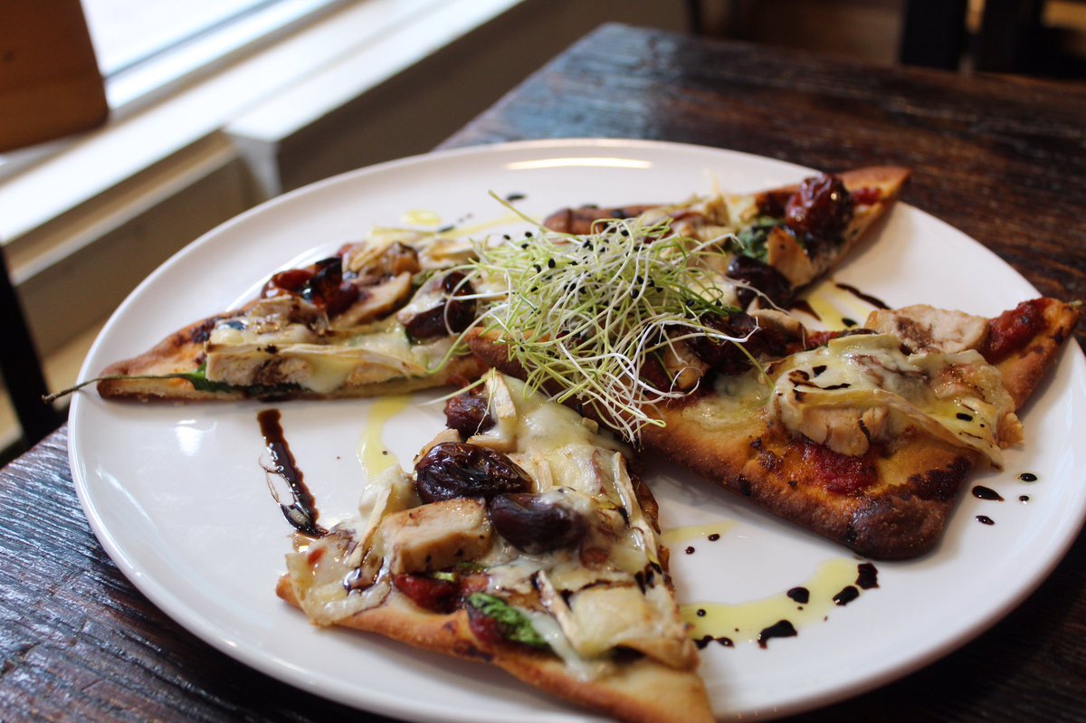 BTheMuseum's tweet image. Chicken Flatbread - the perfect shareable for Karaoke 🎤 Join us tonight for Karaoke from 8PM to 12AM 🍽
#karaokenight #chickenflatbread #BTheMuseum