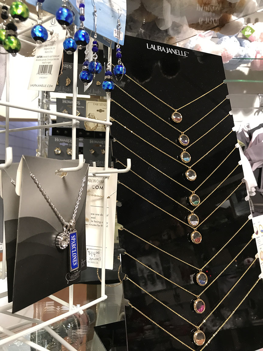 MDH_Hospital's tweet photo. Holiday shopping days are numbered! The Gift Gallery at MDH is hosting a 3-day sale just in time for your last-minute gift needs! Shop Wednesday, December 18-Friday, December 20 for 20% select items. Pro tip: Peaseβs snacks make great stocking stuffers! ποΈπ #keepitinmacomb https://t.co/INrk4DwGjg