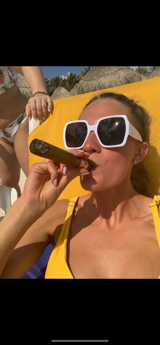MariahSnyder97's tweet photo. so my YSL sunglasses got stolen when someone broke into my car and to prove I owned them my insurance company needs a picture of them... THIS IS THE ONLY PICTURE I EVER TOOK WITH THEM. cool. https://t.co/qoMH11eiS5