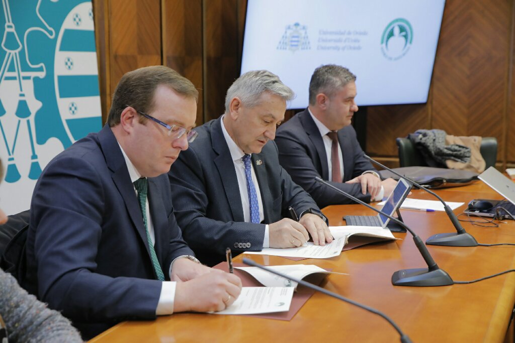 SidraDasturias's tweet photo. El rector de la Universidad de Oviedo, Santiago García Granda, y el presidente del Consejo Regulador de la DOP “Sidra de Asturias”, Celestino Cortina Villar, han firmado esta mañana la creación de la Cátedra de la Sidra de Asturias.
#sidracondenominacion #origenycalidad #catedra https://t.co/Ry3KHdECSy