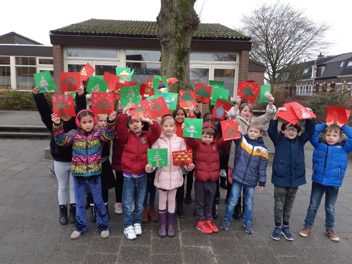 violenhilversum's tweet photo. Zelf kerskaarten maken voor de buren van de Violenschool #kerstgedachte https://t.co/cNY5MaBg4D