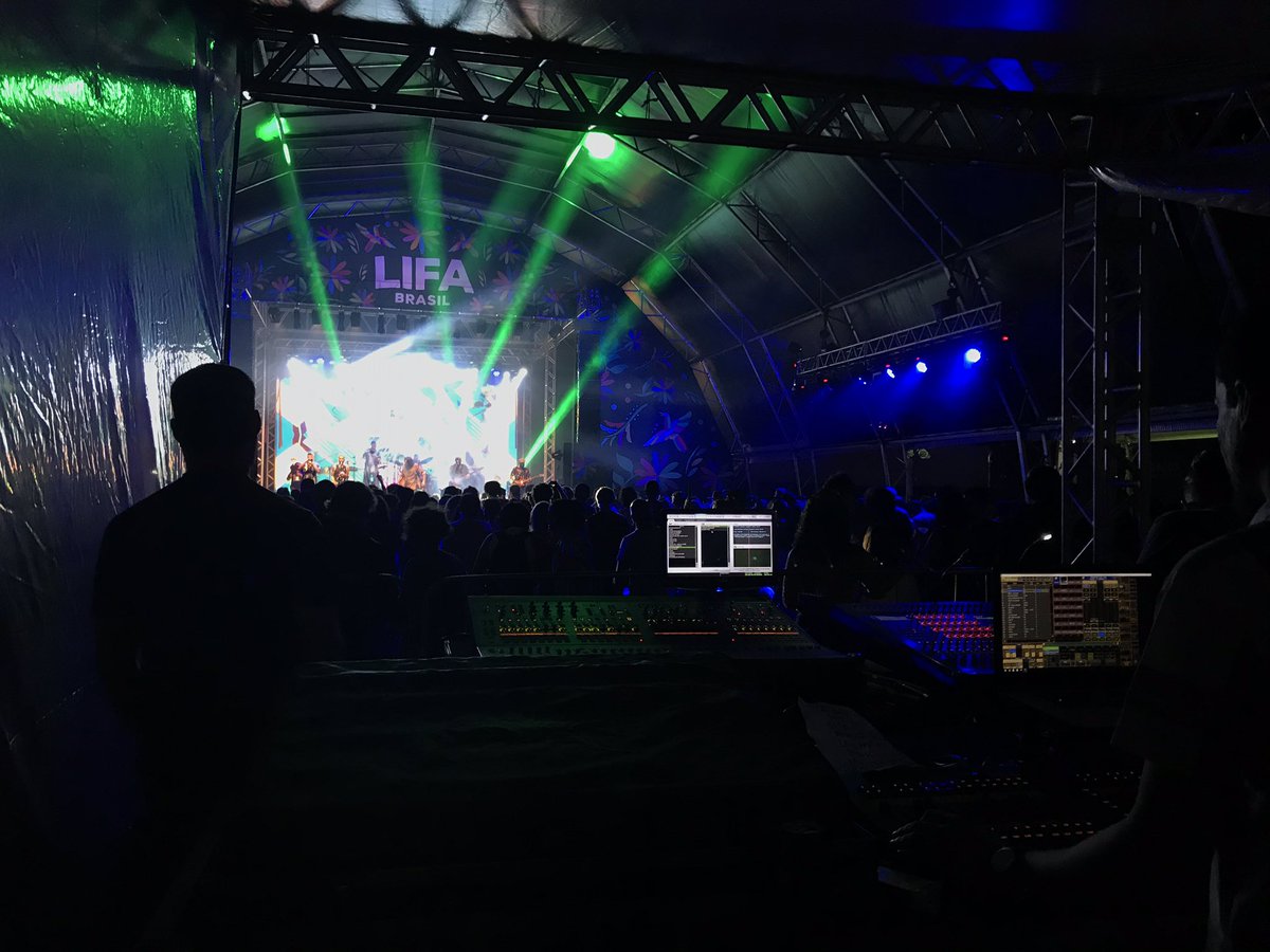 lifamusica's tweet photo. Enorme sorpresa y gran descubrimiento sónico en #LifaBrasil con la música uruguaya de @cuatropesos de Propina en @CCBB_DF. #LifaMúsica #LifaBrasilia #Lifa2019 https://t.co/dFjOGHCLLY