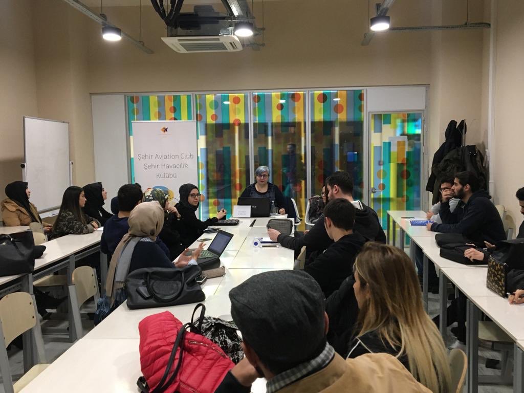 Şehir Hukuk Kulübü olarak Şehir Havacılık Kulübü ile ortaklaşa düzenlediğimiz  “Hava Hukuku” söyleşimizi Av. Lale Selamoğlu Kaplan’ın katılımlarıyla gerçekleştirdik. Bilgi ve tecrübelerini bize aktardığı için kendisine ve etkinliğimize katılan arkadaşlarımıza teşekkür ederiz.😊