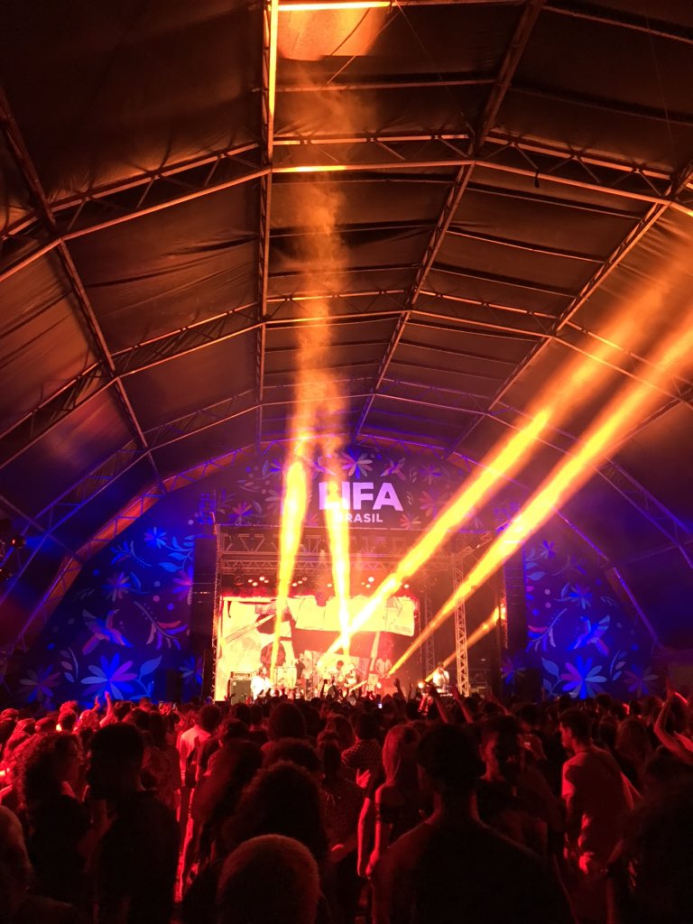 lifamusica's tweet photo. Bajo la última luna llena de la década en #LifaBrasil, @onbraza la rompieron total con todo su sabor carioca en @CCBB_DF. #LifaMúsica #LifaBrasilia #Lifa2019 https://t.co/eWBkwzEjac