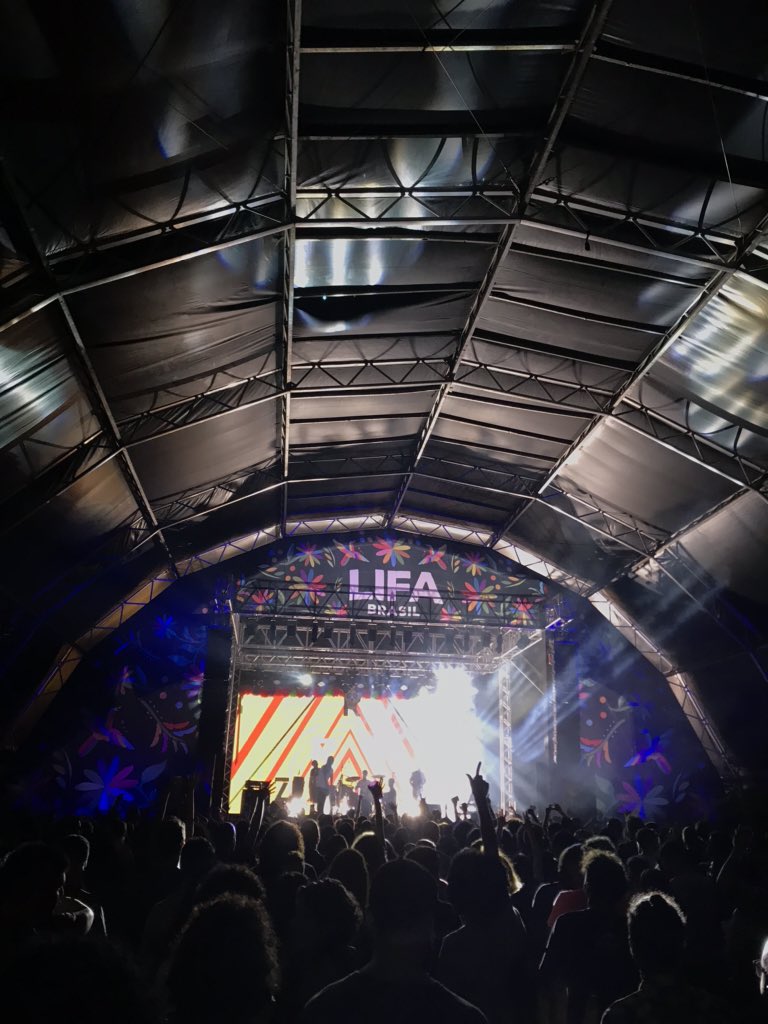lifamusica's tweet photo. Bajo la última luna llena de la década en #LifaBrasil, @onbraza la rompieron total con todo su sabor carioca en @CCBB_DF. #LifaMúsica #LifaBrasilia #Lifa2019 https://t.co/eWBkwzEjac
