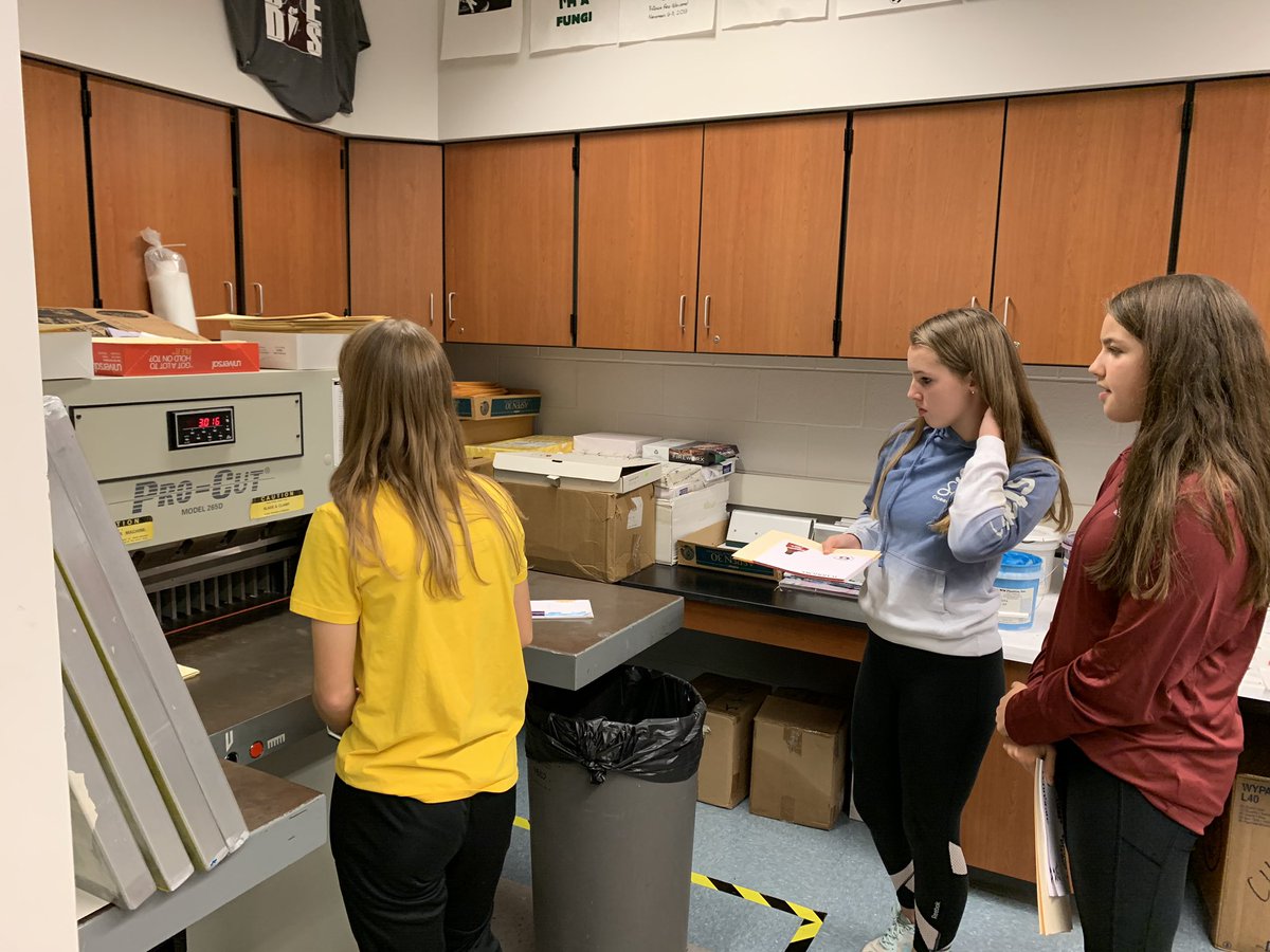 MrsKaseySmith's tweet photo. It’s final cut day in #graphics1 #WarriorWay https://t.co/0O7XgfAbHR