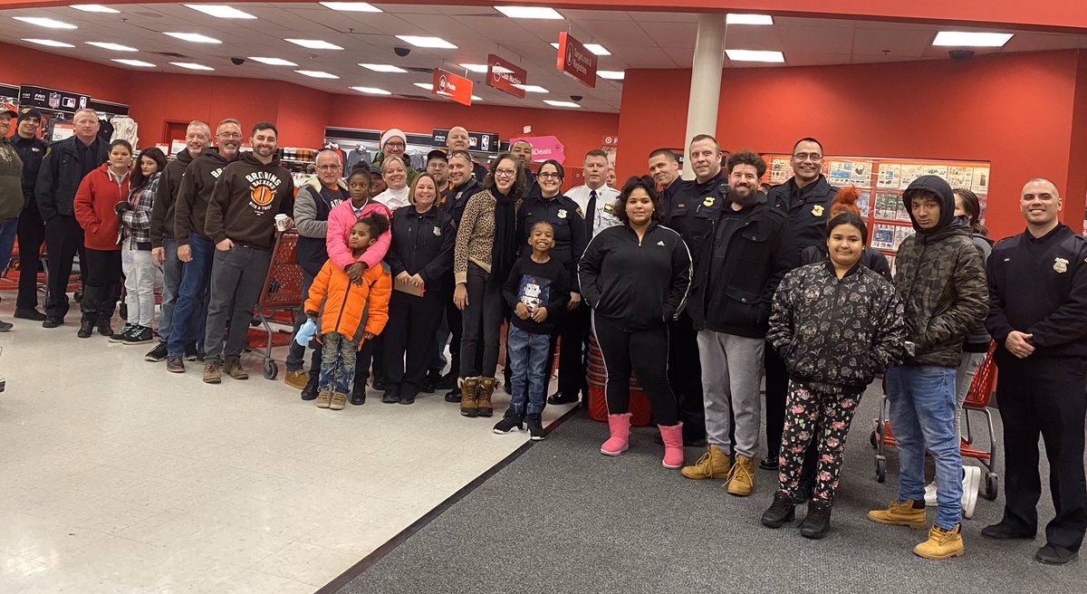 kellygtarget's tweet photo. Thank you Cleveland First District for another successful #ShopWithACop!! We love seeing joy on the kids faces in our local community!!🎄☃️@ArynSmith68 @FrieryGreg @styleatCLEwest @JacobUbienski @kmadvad https://t.co/3AWEckShEE