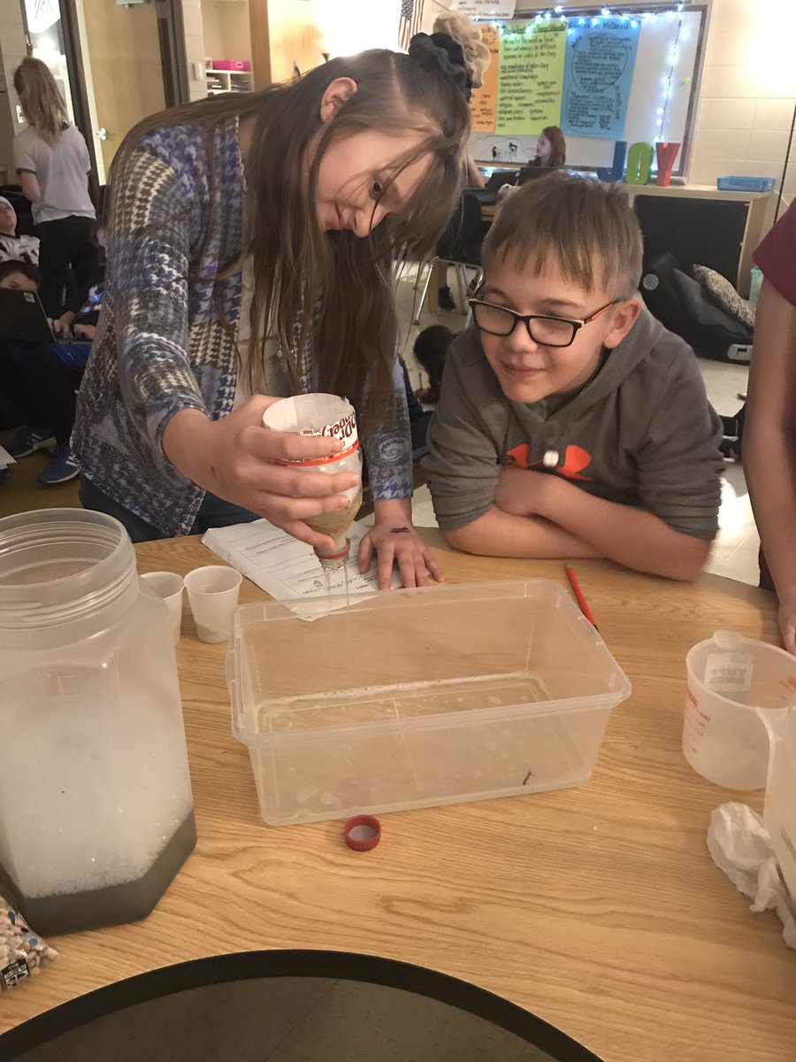 LindseyLinnae's tweet photo. Squeezing as much fun in as we can on the four-day week before Christmas break! First up, science labs!  #wearebranson #piratestrong https://t.co/Y5v8sOwnYU