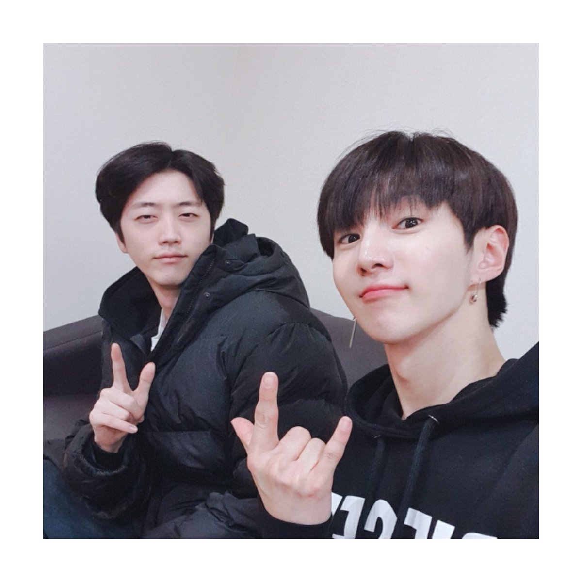 Noir_Chile's tweet photo. [ Instagram • 191207 ] Actualización de #Junyong.

Con mi hyung que tanto me gusta Le daré un informe de supervivencia a nuestra más querida Lumi ~ jaja 💓💓 
#느와르 #NOIR #IdolEnérgico #GodlyIdol #JUNYONG #Raoul #Jisang #IronMask #Musical #DuringPractice

Cr. @Noir__official https://t.co/qq6QoRcWcW