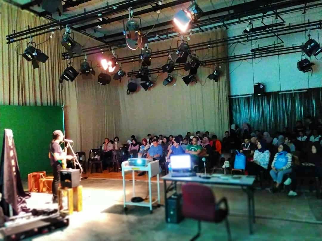 azmyl's tweet image. #ceritasemalam Trimaa kaseyyy School of Communication, Universiti Sains Malaysia &amp;amp; your film students&apos; ❤️ stage decor for my #TheEthicalTrouhadour #performancelecture yesterday! 🙏🏼 📸 Sheau Shi 🤟🏼#Penang #AkudanGitarLetrik
#tour #touringlife #troubadour #singersongwriter