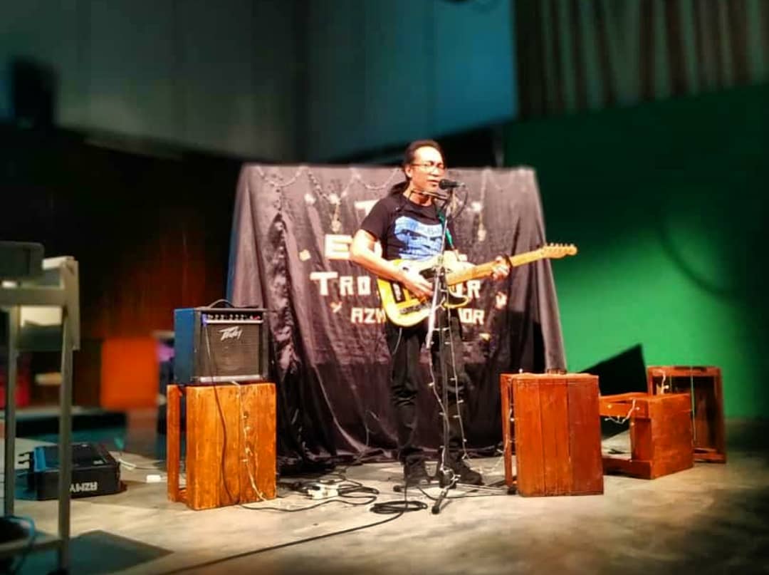 azmyl's tweet image. #ceritasemalam Trimaa kaseyyy School of Communication, Universiti Sains Malaysia &amp;amp; your film students&apos; ❤️ stage decor for my #TheEthicalTrouhadour #performancelecture yesterday! 🙏🏼 📸 Sheau Shi 🤟🏼#Penang #AkudanGitarLetrik
#tour #touringlife #troubadour #singersongwriter