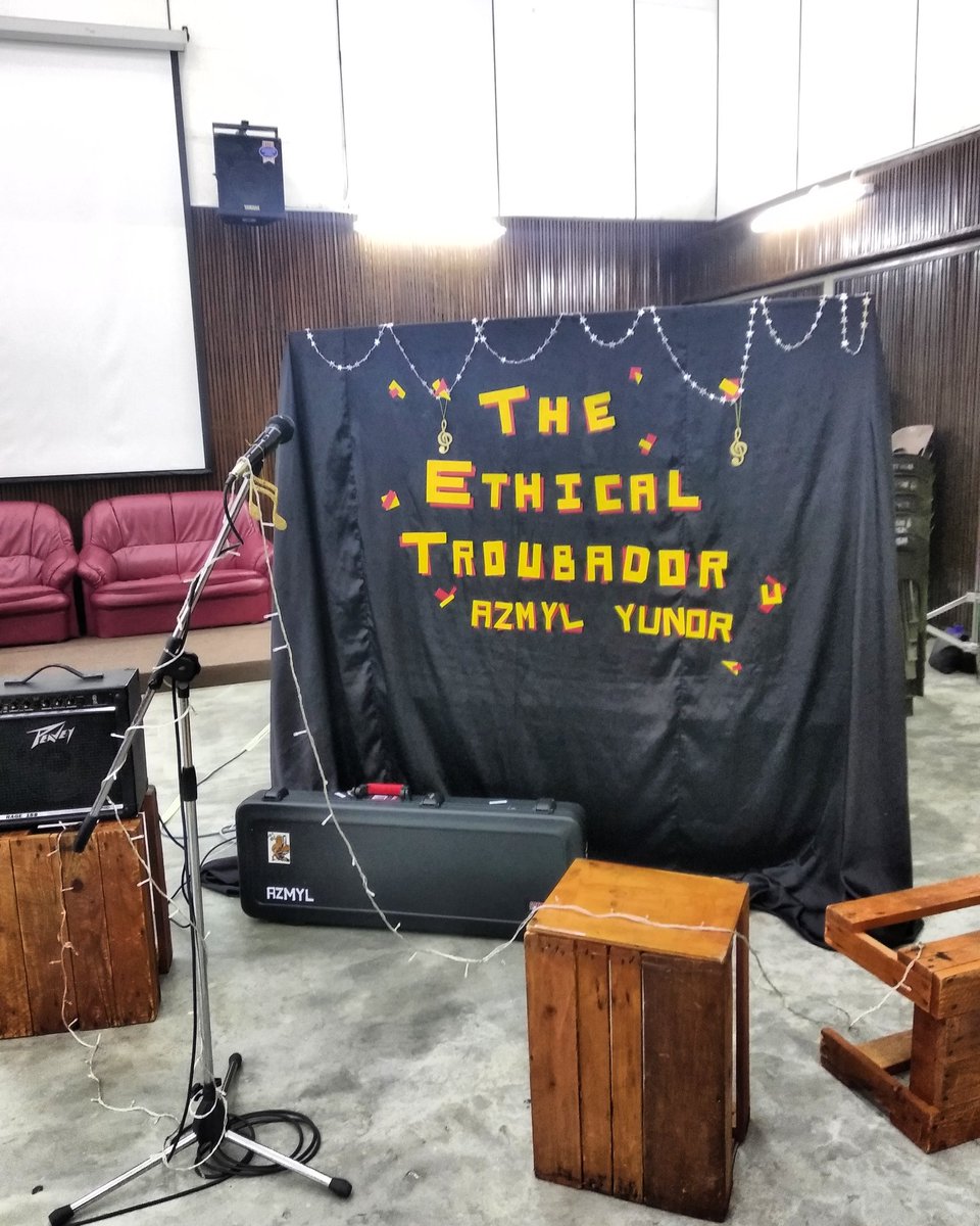 azmyl's tweet image. #ceritasemalam Trimaa kaseyyy School of Communication, Universiti Sains Malaysia &amp;amp; your film students&apos; ❤️ stage decor for my #TheEthicalTrouhadour #performancelecture yesterday! 🙏🏼 📸 Sheau Shi 🤟🏼#Penang #AkudanGitarLetrik
#tour #touringlife #troubadour #singersongwriter