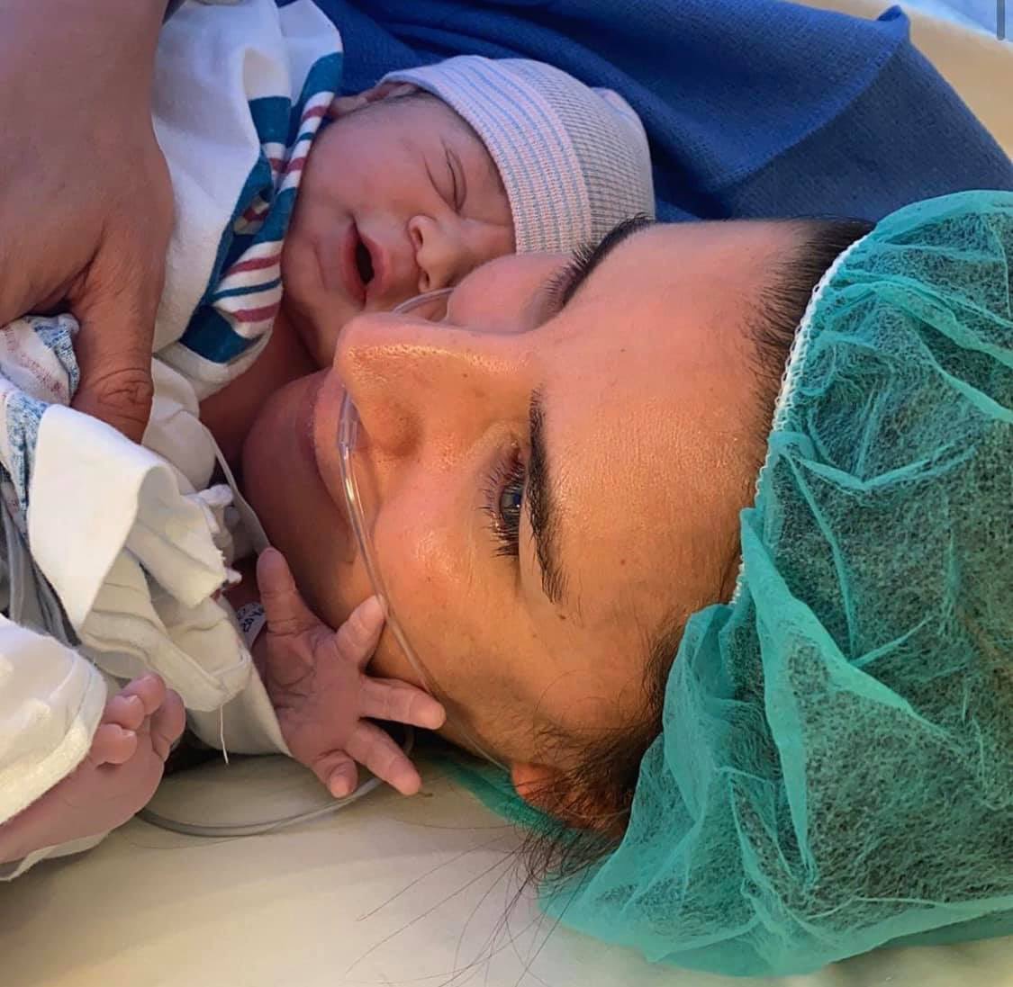 . <a href="/bobbypulido425/">Bobby Pulido</a> compartió en las redes esta foto de su hijo Rodrigo Pulido Morales, a quien le dio la bienvenida y agradeció a su esposa por darle esta gran felicidad. Muchas felicidades a ambos!