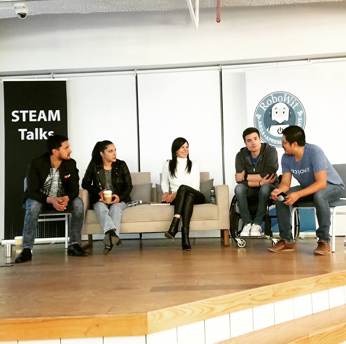 chavitafi's tweet photo. Aprendiendo de los expertos 😁
@math2me @cuenta_ciencia @FTelefonicaMX @PLATZ

#EduTuber #STEAM #STEAMTalks #YTEduMX #Educación #youtuber #SalvadorFI https://t.co/LRWgrw4cgU