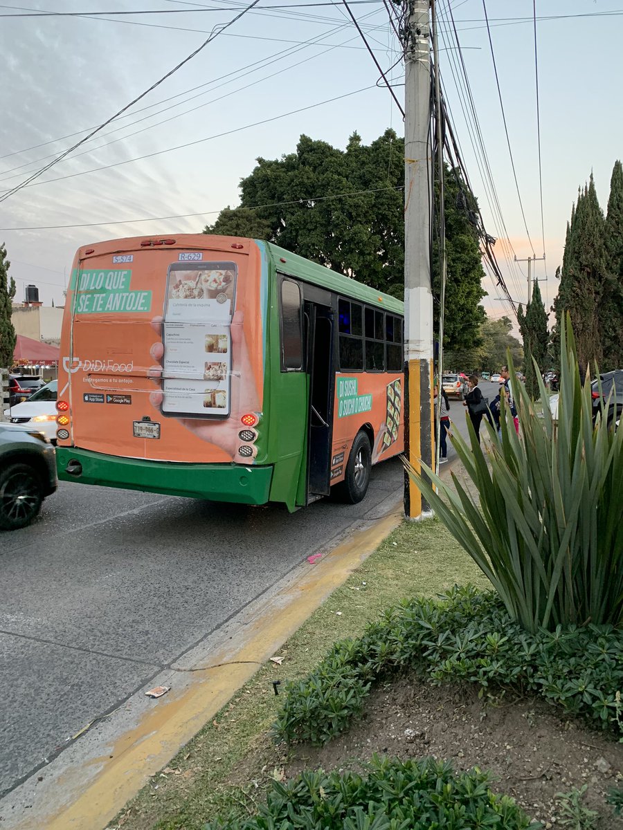 DeyBeaN's tweet photo. @TransporteJal @zona3noticias @Trafico_ZMG @ElTocinoDelDia @PabloLatapi Martes y nuevamente la misma situación 629-2 S-0574 a la 6:20pm y no quieren seguir con su ruta dan vuelta antes para evitar el tráfico, donde está el respeto al usuario que paga por un servicio de transporte. https://t.co/334c5uE2iE